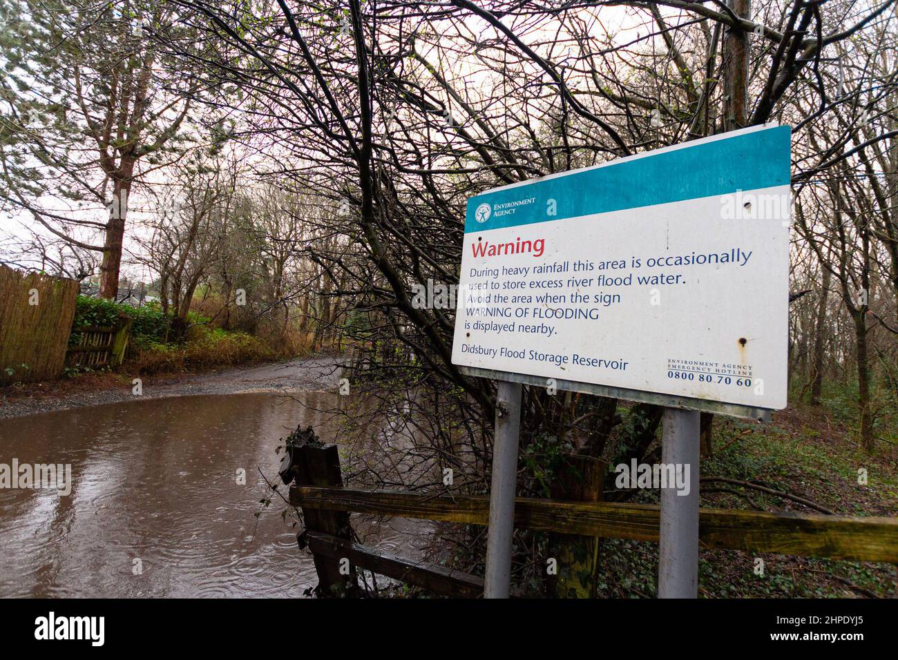 East Didsbury, Regno Unito. 20th Feb 2022. Un cartello su Millgate Lane avvisa il pubblico che l'area è soggetta a inondazioni. A est di Didsbury è stato messo in atto un avvertimento di alluvione "rabbia per la vita", mentre i livelli delle acque del fiume Mersey continuano ad aumentare. Ai cittadini della zona viene chiesto di essere pronti ad evacuare. Credit: SOPA Images Limited/Alamy Live News Foto Stock