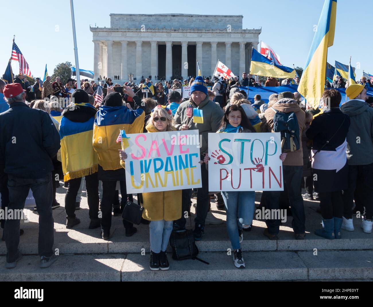 20 febbraio 2020. I dimostranti allo Stand with Ukraine si radunano al Lincoln Memorial di Washington, DC, onorando coloro che sono stati uccisi durante la Rivoluzione della dignità nel 2013 e nel 2014, e chiedendo di porre fine all’aggressione della Russia in Ucraina e all’occupazione della Crimea, E chiede anche al presidente Biden di intraprendere azioni più incisive per scoraggiare un'invasione russa dell'Ucraina. Una marcia alla Casa Bianca seguì il raduno. Foto Stock