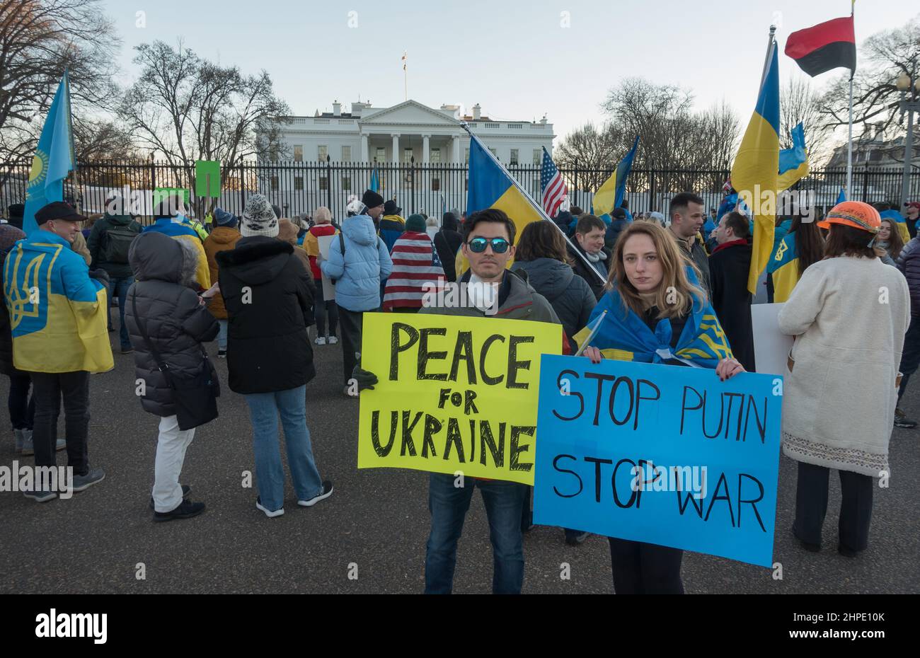 20 febbraio 2020. I dimostranti alla manifestazione Stand with Ukraine arrivano alla Casa Bianca dopo un raduno al Lincoln Memorial, dove chiesero di porre fine all’aggressione della Russia in Ucraina e all’occupazione della Crimea, e implorarono il Presidente Biden di intraprendere azioni più forti per scoraggiare un’invasione russa dell’Ucraina. Foto Stock