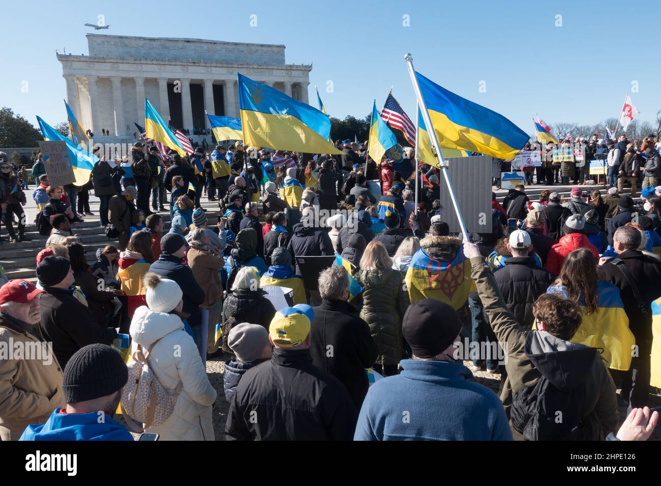 20 febbraio 2020. I dimostranti allo Stand with Ukraine si radunano al Lincoln Memorial di Washington, DC, onorando coloro che sono stati uccisi durante la Rivoluzione della dignità nel 2013 e nel 2014, e chiedendo di porre fine all’aggressione della Russia in Ucraina e all’occupazione della Crimea, E chiede anche al presidente Biden di intraprendere azioni più incisive per scoraggiare un'invasione russa dell'Ucraina. Una marcia alla Casa Bianca seguì il raduno. Foto Stock