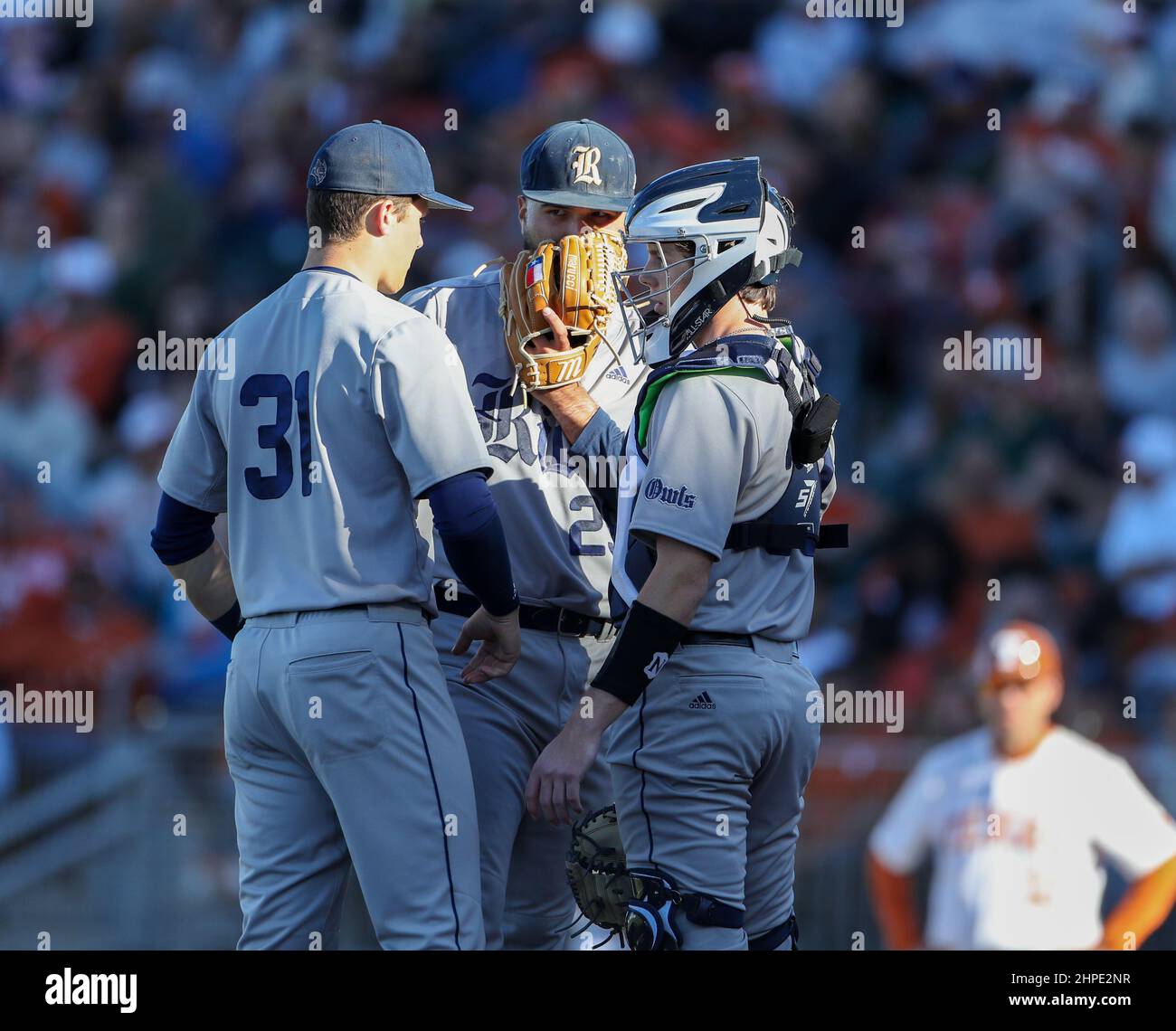 Texas, USA, 19 febbraio 2022: Il fermano di riso PIERCE GALLO (31) e il catcher MANNY GARZA (42) parlano con il lanciatore di sollievo ROEL GARCIA (29) durante una partita di baseball NCAA al Texas il 19 febbraio 2022 ad Austin, Texas. (Credit Image: © Scott Coleman/ZUMA Press Wire) Foto Stock