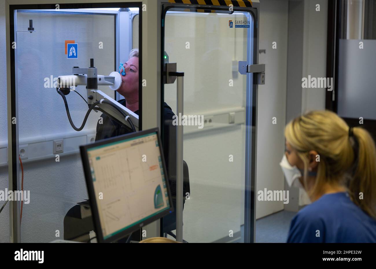 Bad EMS, Germania. 07th Feb 2022. Il paziente lungo di Covid Sandra Greco effettua un test di funzionalità polmonare presso il Centro di Pneumologia Hufeland Clinic. Dopo la malattia di Covid 19, la riabilitazione può aiutare a ricostruire il corpo e la mente. Speciali corsi sportivi ed esercizi, ma anche lo scambio in gruppo spiana la strada al recupero (al dpa 'Endurance e memoria di formazione contro corona lungo convivid'). Credit: Sebastian Gollnow/dpa/Alamy Live News Foto Stock