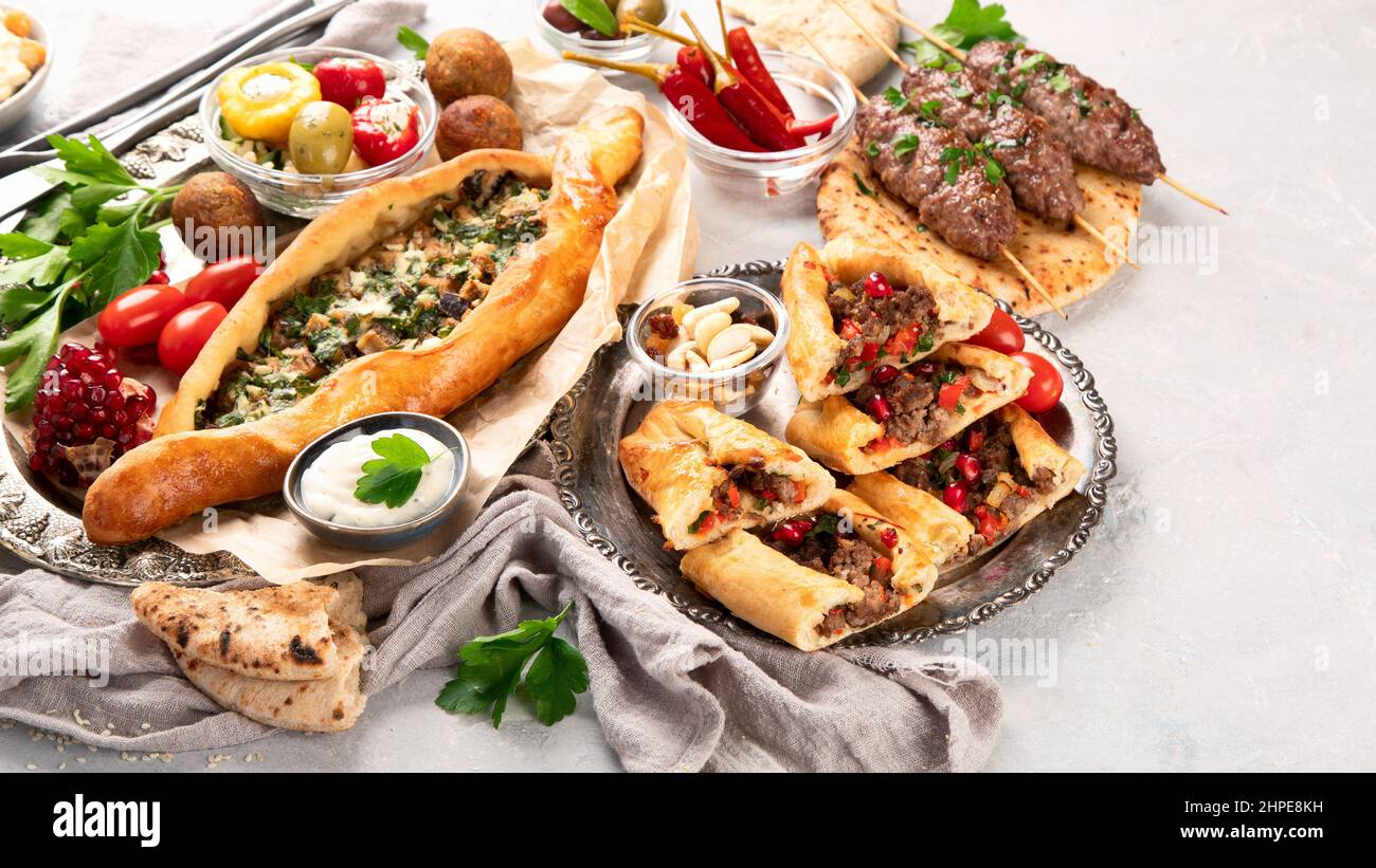 Cibo turco su sfondo chiaro. Concetto di cibo tradizionale. Spazio copia Foto Stock