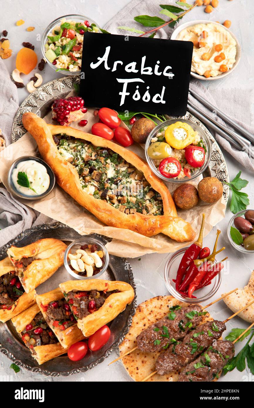 Cibo turco su sfondo chiaro. Concetto di cibo tradizionale. Disposizione piatta, vista dall'alto Foto Stock