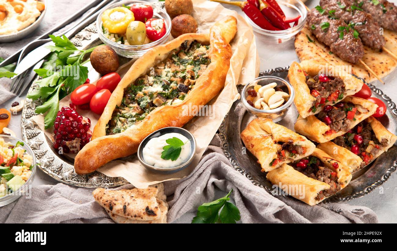 Cibo turco su sfondo chiaro. Concetto di cibo tradizionale. Foto Stock