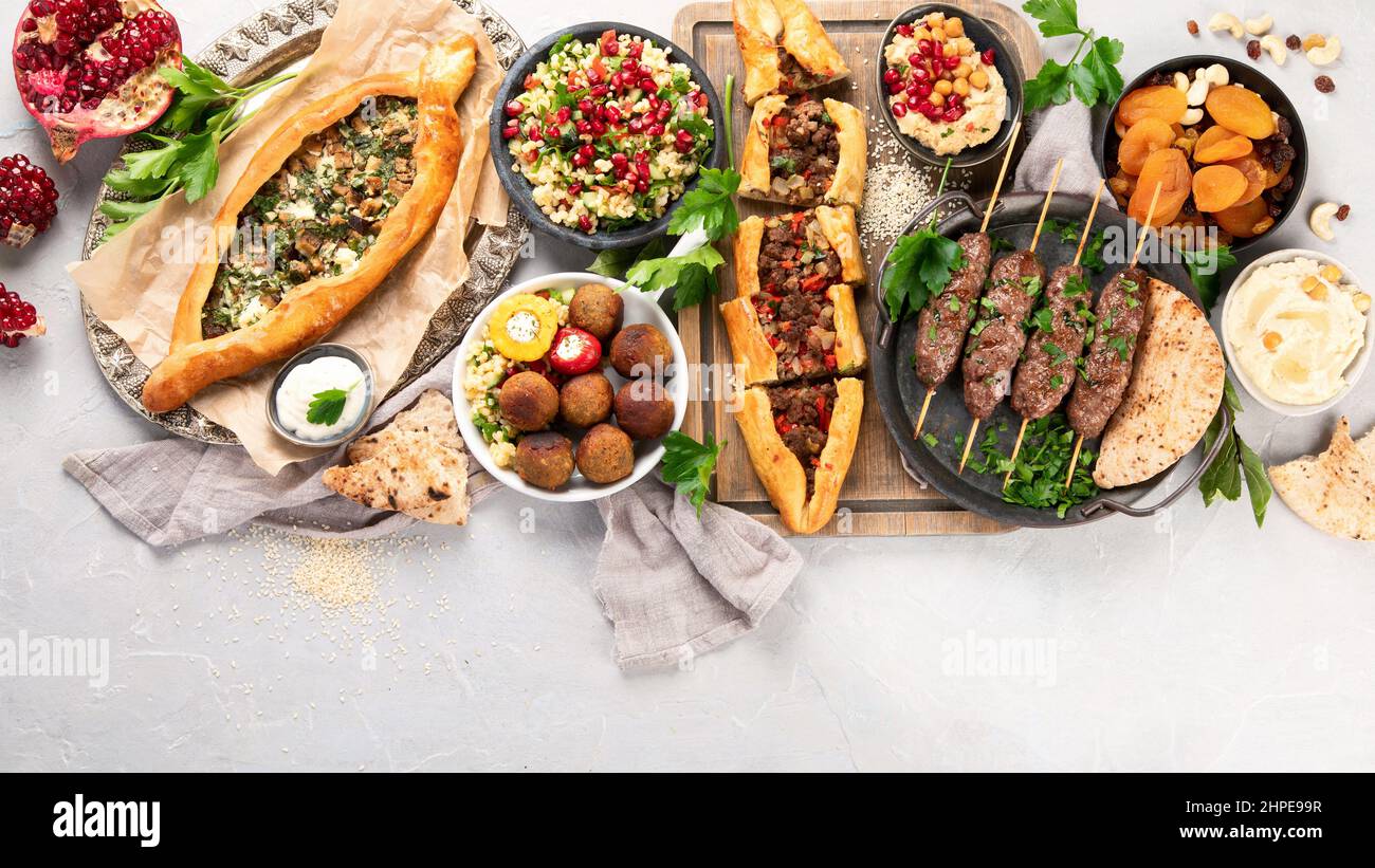 Cibo turco su sfondo chiaro. Concetto di cibo tradizionale. Disposizione piatta, vista dall'alto, spazio di copia Foto Stock