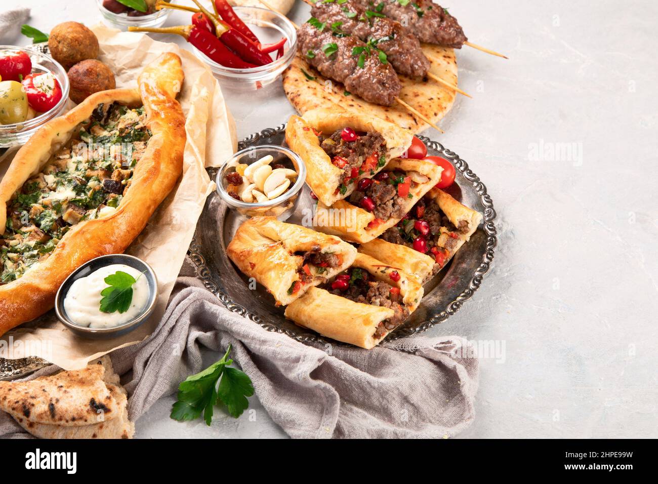 Cibo turco su sfondo chiaro. Concetto di cibo tradizionale. Disposizione piatta, vista dall'alto Foto Stock