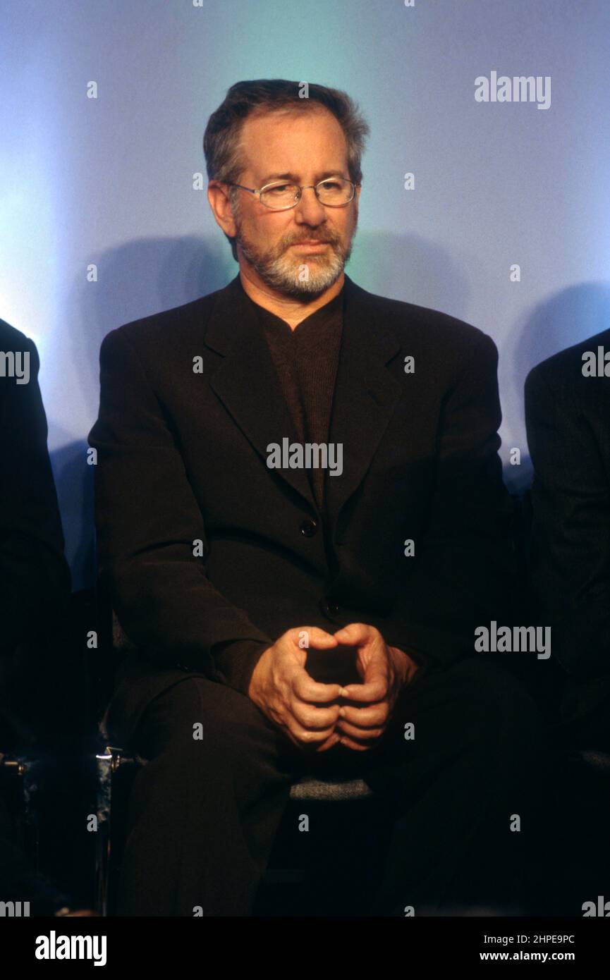 Steven Spielberg, produttore di film, ascolta il Vice Presidente al Gore durante la presentazione della Starbright World Network, durante un evento presso il Children's National Medical Center, 30 ottobre 1997 a Washington, D.C. Starbright World, una rete di computer on-line che permette ai bambini gravemente malati di incontrarsi, gioca e comunica verbalmente tra di loro. Foto Stock