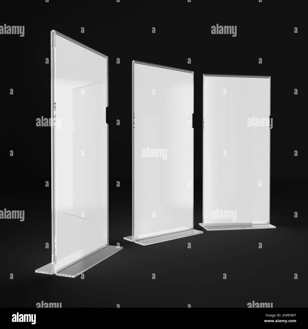 3 dll Acrylic Brochure supporti con un inserto di carta bianca isolato su uno sfondo nero per scopi di mockup e illustrazione. 3D Illustrazione del rendering Foto Stock
