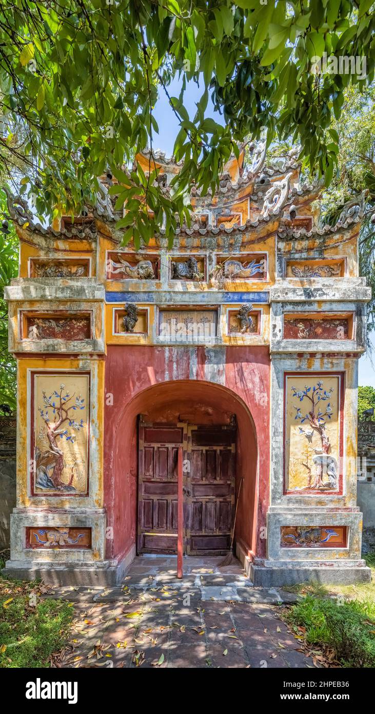 Appeso Mieu o tempio Hung nella Città Imperiale con la Città Proibita Viola all'interno della Cittadella di Hue, Vietnam. Foto Stock