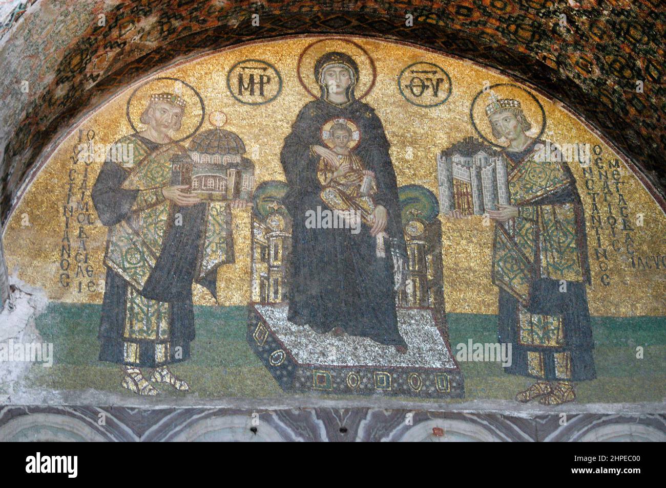 ISTANBUL, TURCHIA - 8 AGOSTO 2006: I mosaici che adornano le mura del monumento di Hagia Sophia sono stati realizzati tra il 10th e il 12th secolo Foto Stock