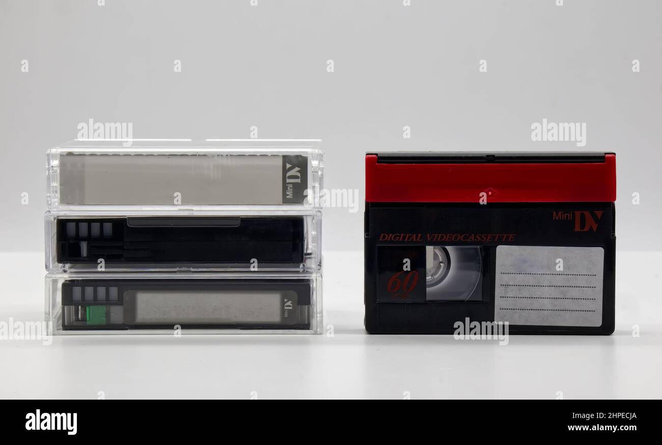 Videocassetta Vintage Mini DV con cassetta su sfondo bianco. Tecnologia in stile retrò del 90s Foto Stock
