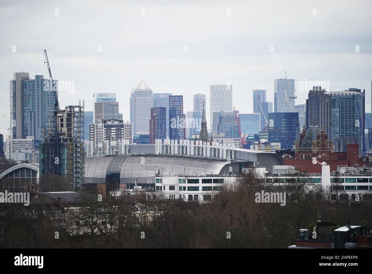 Foto del file datata 29/01/22 della città di Londra e del Canary Wharf. Secondo una nuova analisi, l'importo versato dal governo ai lavoratori a causa del fallimento dei loro datori di lavoro è stato ridotto nella metà dello scorso anno. Data di emissione: Lunedì 21 febbraio 2022. Foto Stock