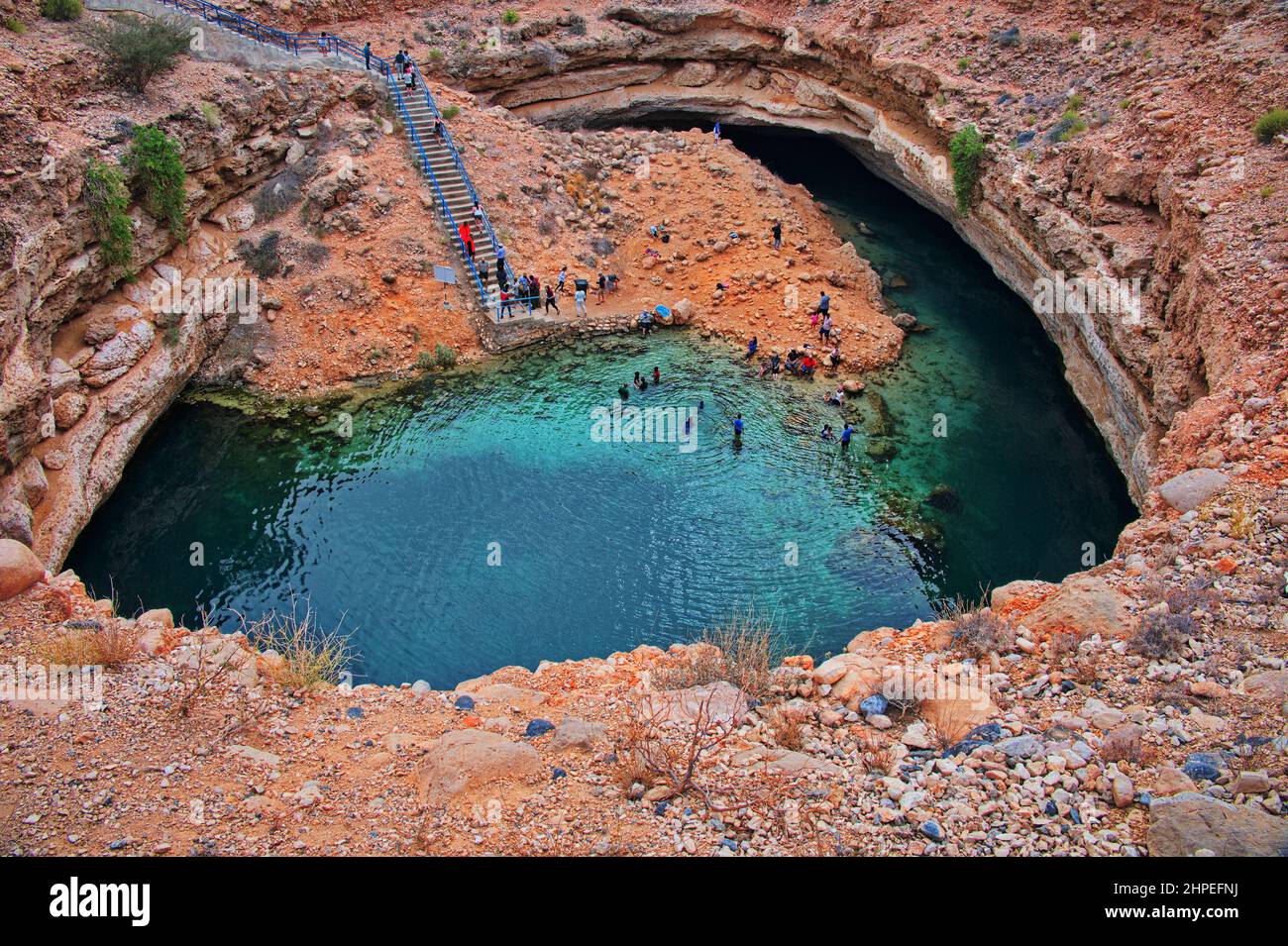 Acqua limpida di color turchese nel buco di Bimmah in Oman Foto Stock