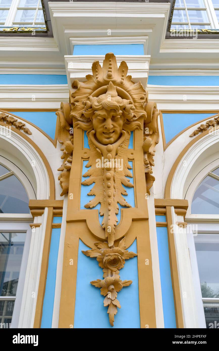 Tsarskoye Selo, San Pietroburgo, Russia – 7 luglio 2020: Decorazione con maschera facciale umana sulla parete del Palazzo di Caterina nel Museo di Stato Foto Stock
