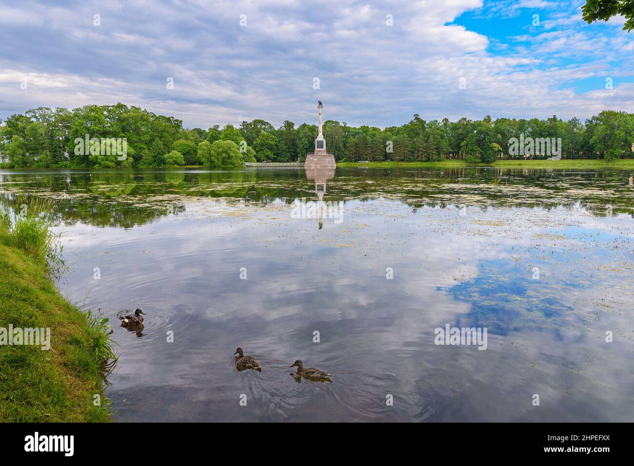 Tsarskoye Selo, San Pietroburgo, Russia – 7 luglio 2020: La colonna di Chesme e il Grande Stagno con anatre. Il Parco Catherine Foto Stock