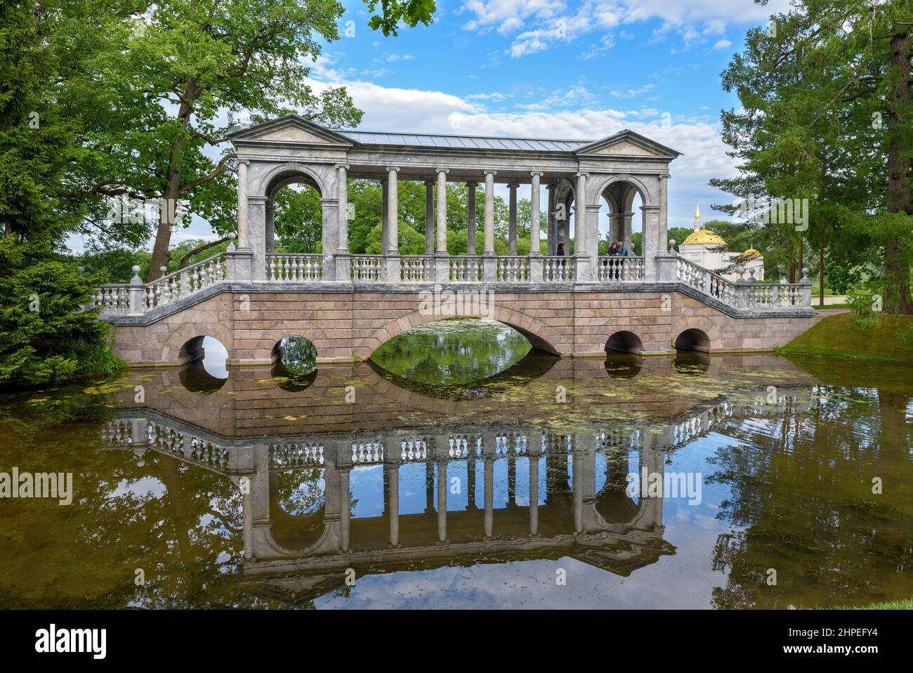 Tsarskoye Selo, San Pietroburgo, Russia – 7 luglio 2020: Il Ponte di marmo vicino al Grande Stagno e al Padiglione del bagno turco. Il Parco Catherine Foto Stock