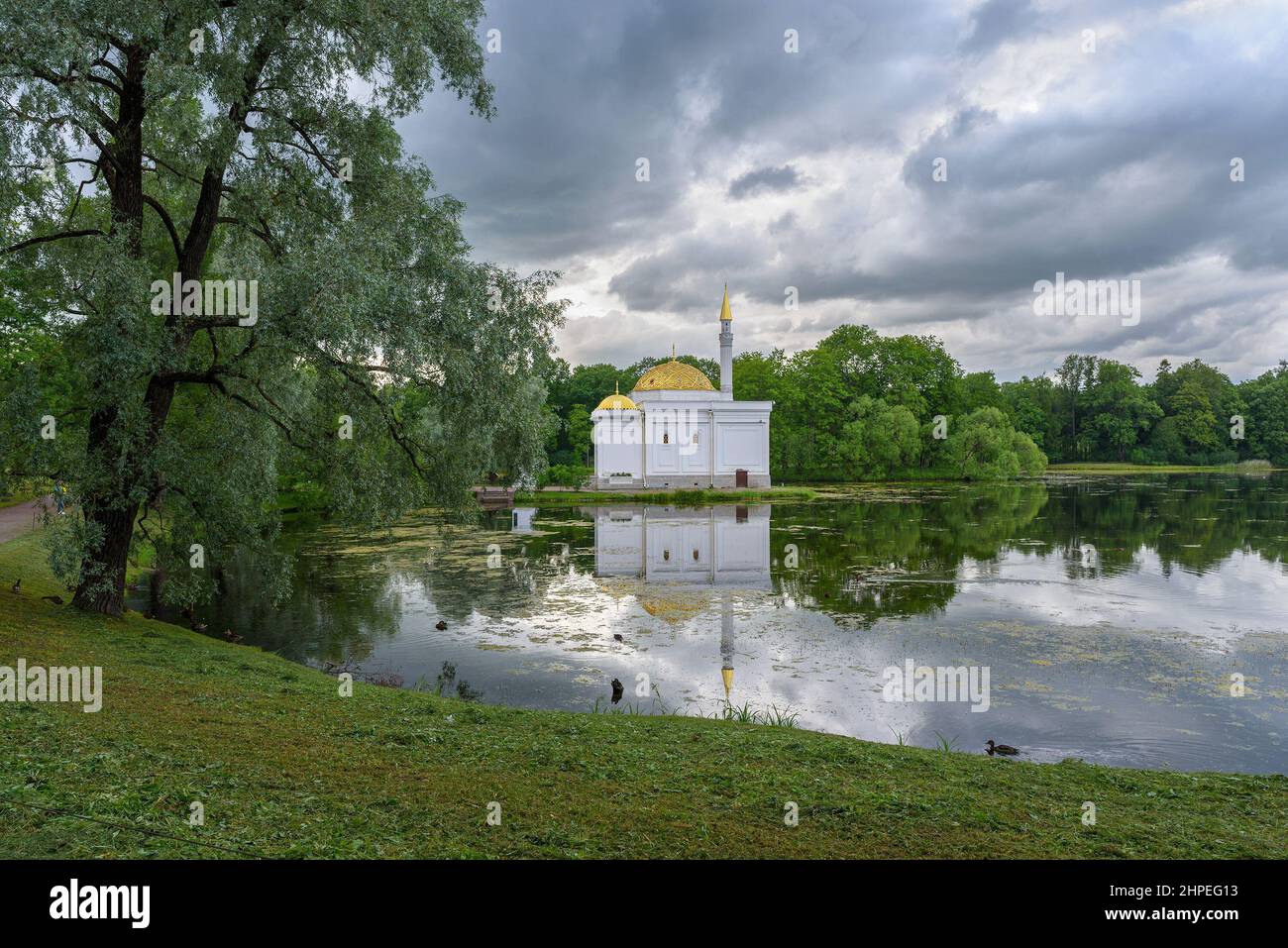 Tsarskoye Selo, San Pietroburgo, Russia – 7 luglio 2020: Il Padiglione del bagno turco si riflette nelle acque del Grande Stagno. Il Parco Catherine Foto Stock