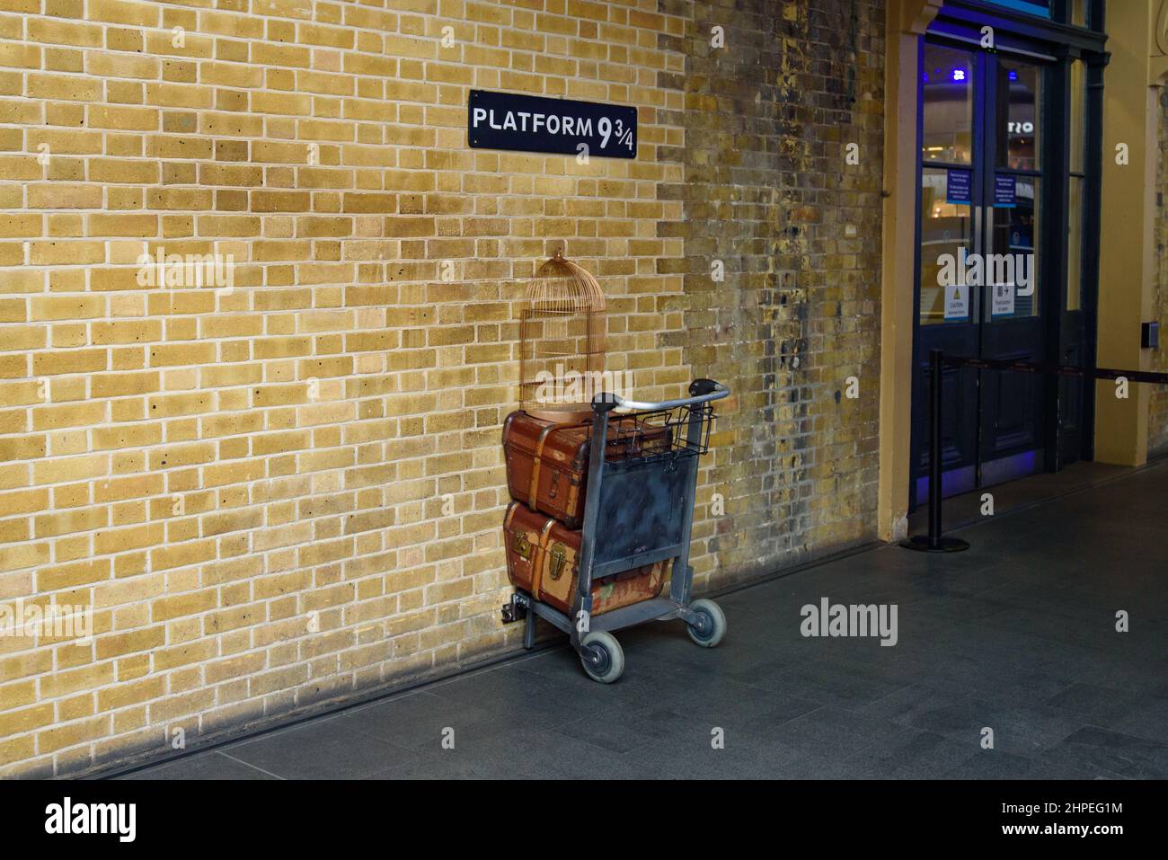 Harry Potter’s Platform 9¾ nella stazione ferroviaria di King's Cross a Londra, Regno Unito Foto Stock