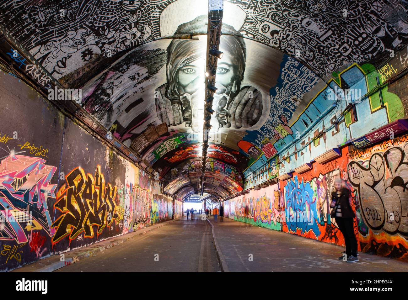 Leake Street Tunnel decorato con graffiti a Londra, Regno Unito Foto Stock