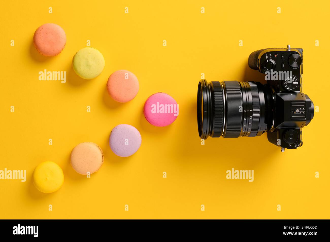 Spettro luminoso, teoria dei colori e concetto fotografico. Macaron colorati progettati come onde luminose con una fotocamera. Foto Stock