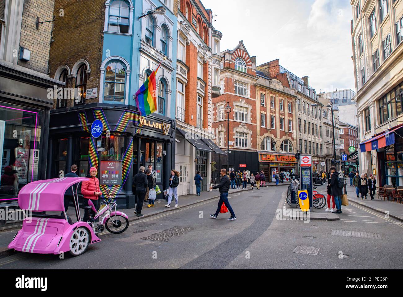 Area di Soho, il quartiere alla moda e dei divertimenti di Londra, Regno Unito Foto Stock
