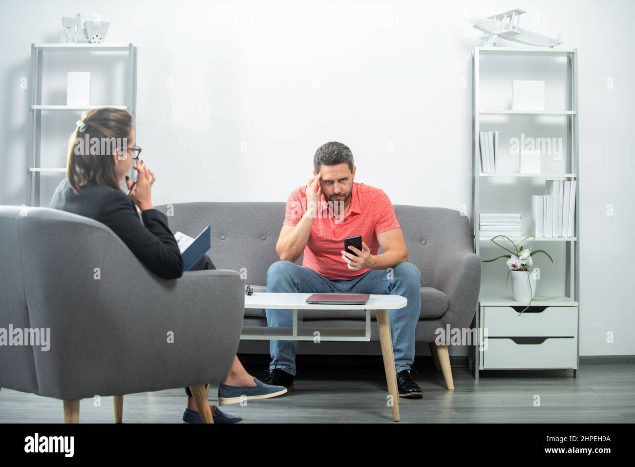 L'uomo che parla allo psicologo dei problemi di dipendenza da abuso. Crisi dell'uomo di mezza età. Foto Stock