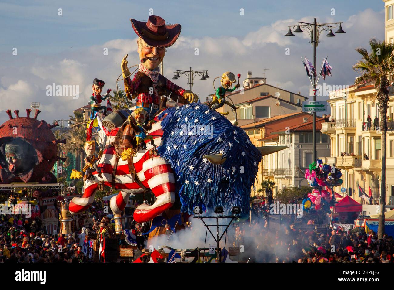 Viareggio, Italia. 20th Feb 2022. Prima categoria float allegorico: 'buffalo Biden' costruttore Carlo Lombardi (Photo by Federico Neri/Pacific Press) Credit: Pacific Press Media Production Corp./Alamy Live News Foto Stock