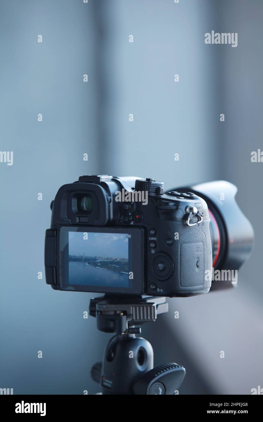 fotocamera montata su un cavalletto in corso video ripresa in primo piano della vista posteriore Foto Stock