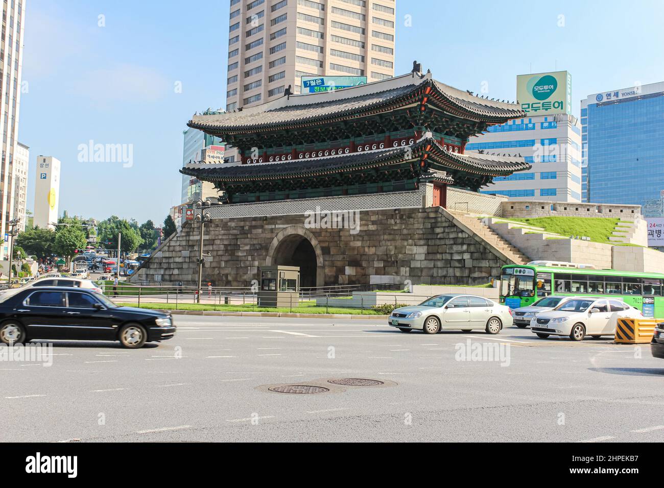 Seul, Corea del Sud - 26 luglio 2020 - la porta di Paldalmun è la porta meridionale della Fortezza di Hwaseong. Il cancello ha un'entrata abbastanza larga per lasciare il re Foto Stock