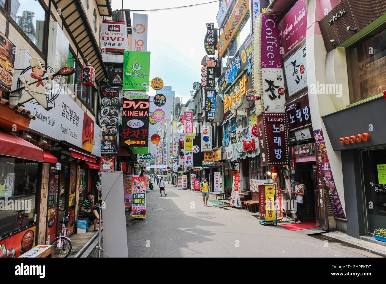 Seul, Corea del Sud - 25 luglio 2021: Paesaggio urbano della capitale coreana. Vista sulla strada della metropoli asiatica. Vista sulla città o sulla strada di Seoul. Col Foto Stock