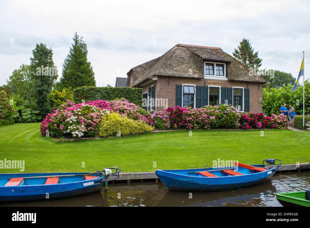 GIETHOORN, PAESI BASSI - AGOSTO 01 2017: Casa tipica a Giethoorn. Le belle case e la città del giardinaggio è conosciuta come "Venezia del Nord". Foto Stock