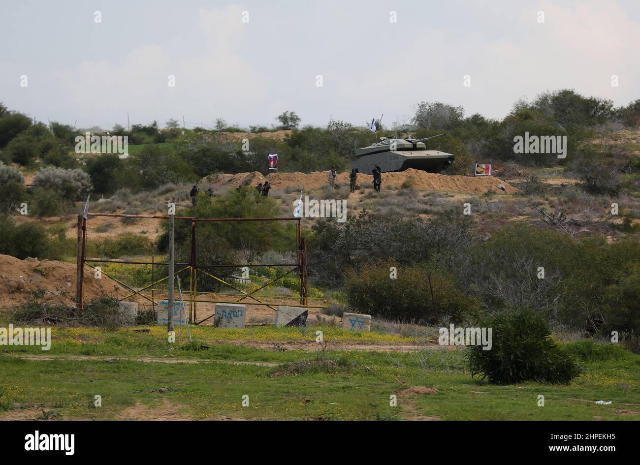Striscia di Gaza, Palestina. 19th Febbraio, 2022. I combattenti delle Brigate Mujahideen prendono parte ad un addestramento militare in un sito a Rafah nella striscia meridionale di Gaza. Questi esercizi sono pronti a respingere qualsiasi aggressione a Gaza in futuro. Foto Stock