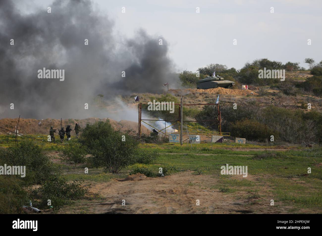 Striscia di Gaza, Palestina. 19th Febbraio, 2022. I combattenti delle Brigate Mujahideen prendono parte ad un addestramento militare in un sito a Rafah nella striscia meridionale di Gaza. Questi esercizi sono pronti a respingere qualsiasi aggressione a Gaza in futuro. Foto Stock