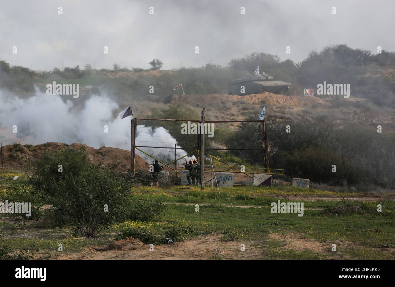 Striscia di Gaza, Palestina. 19th Febbraio, 2022. I combattenti delle Brigate Mujahideen prendono parte ad un addestramento militare in un sito a Rafah nella striscia meridionale di Gaza. Questi esercizi sono pronti a respingere qualsiasi aggressione a Gaza in futuro. Foto Stock