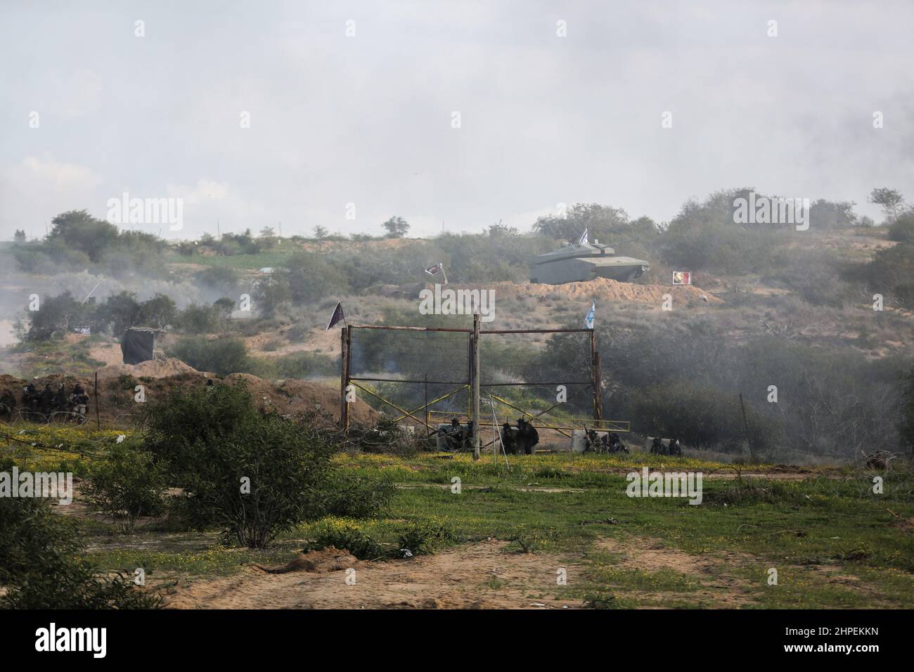 Striscia di Gaza, Palestina. 19th Febbraio, 2022. I combattenti delle Brigate Mujahideen prendono parte ad un addestramento militare in un sito a Rafah nella striscia meridionale di Gaza. Questi esercizi sono pronti a respingere qualsiasi aggressione a Gaza in futuro. Foto Stock