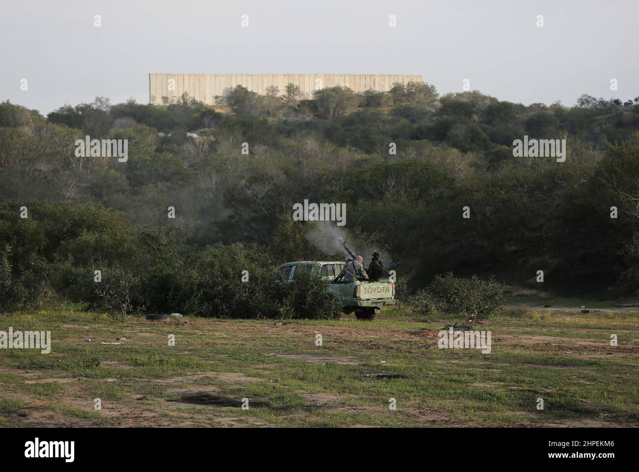 Striscia di Gaza, Palestina. 19th Febbraio, 2022. I combattenti delle Brigate Mujahideen prendono parte ad un addestramento militare in un sito a Rafah nella striscia meridionale di Gaza. Questi esercizi sono pronti a respingere qualsiasi aggressione a Gaza in futuro. Foto Stock