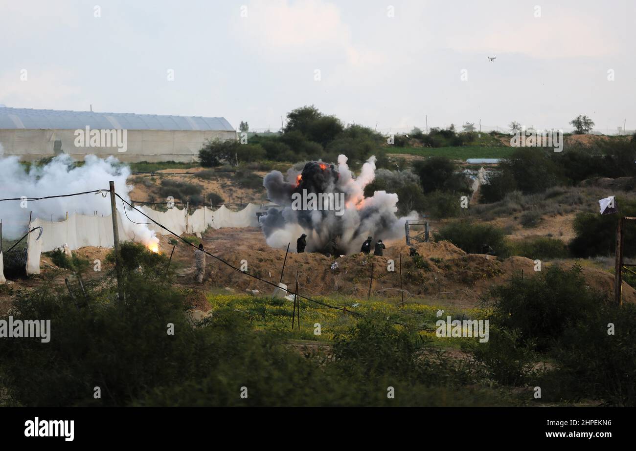 Striscia di Gaza, Palestina. 19th Febbraio, 2022. I combattenti delle Brigate Mujahideen prendono parte ad un addestramento militare in un sito a Rafah nella striscia meridionale di Gaza. Questi esercizi sono pronti a respingere qualsiasi aggressione a Gaza in futuro. Foto Stock