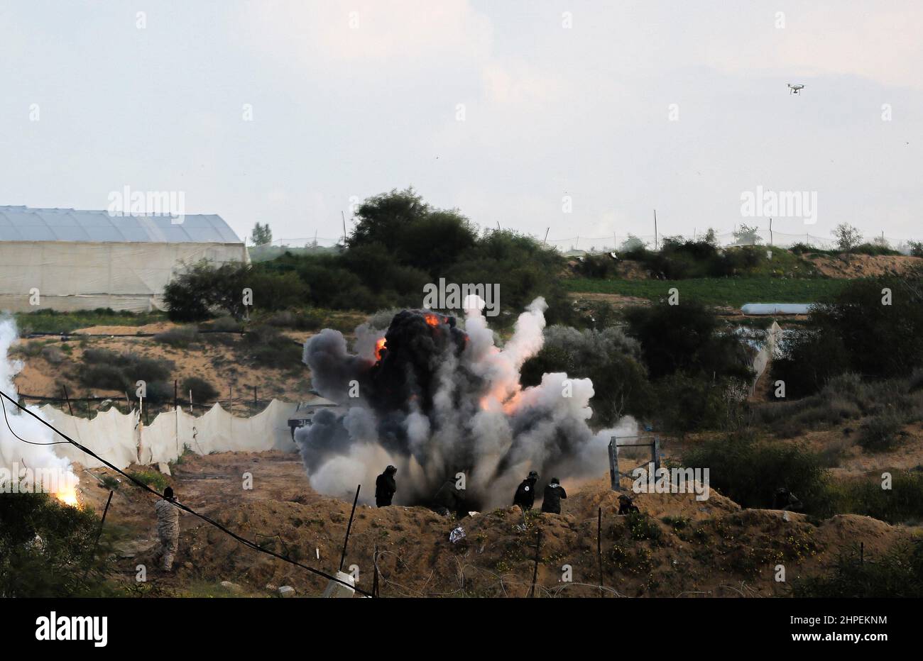 Striscia di Gaza, Palestina. 19th Febbraio, 2022. I combattenti delle Brigate Mujahideen prendono parte ad un addestramento militare in un sito a Rafah nella striscia meridionale di Gaza. Questi esercizi sono pronti a respingere qualsiasi aggressione a Gaza in futuro. Foto Stock