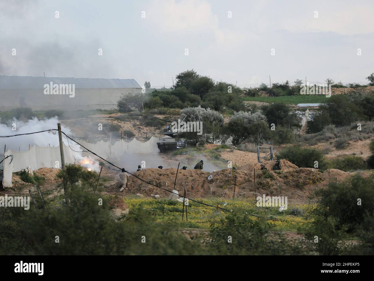 Striscia di Gaza, Palestina. 19th Febbraio, 2022. I combattenti delle Brigate Mujahideen prendono parte ad un addestramento militare in un sito a Rafah nella striscia meridionale di Gaza. Questi esercizi sono pronti a respingere qualsiasi aggressione a Gaza in futuro. Foto Stock