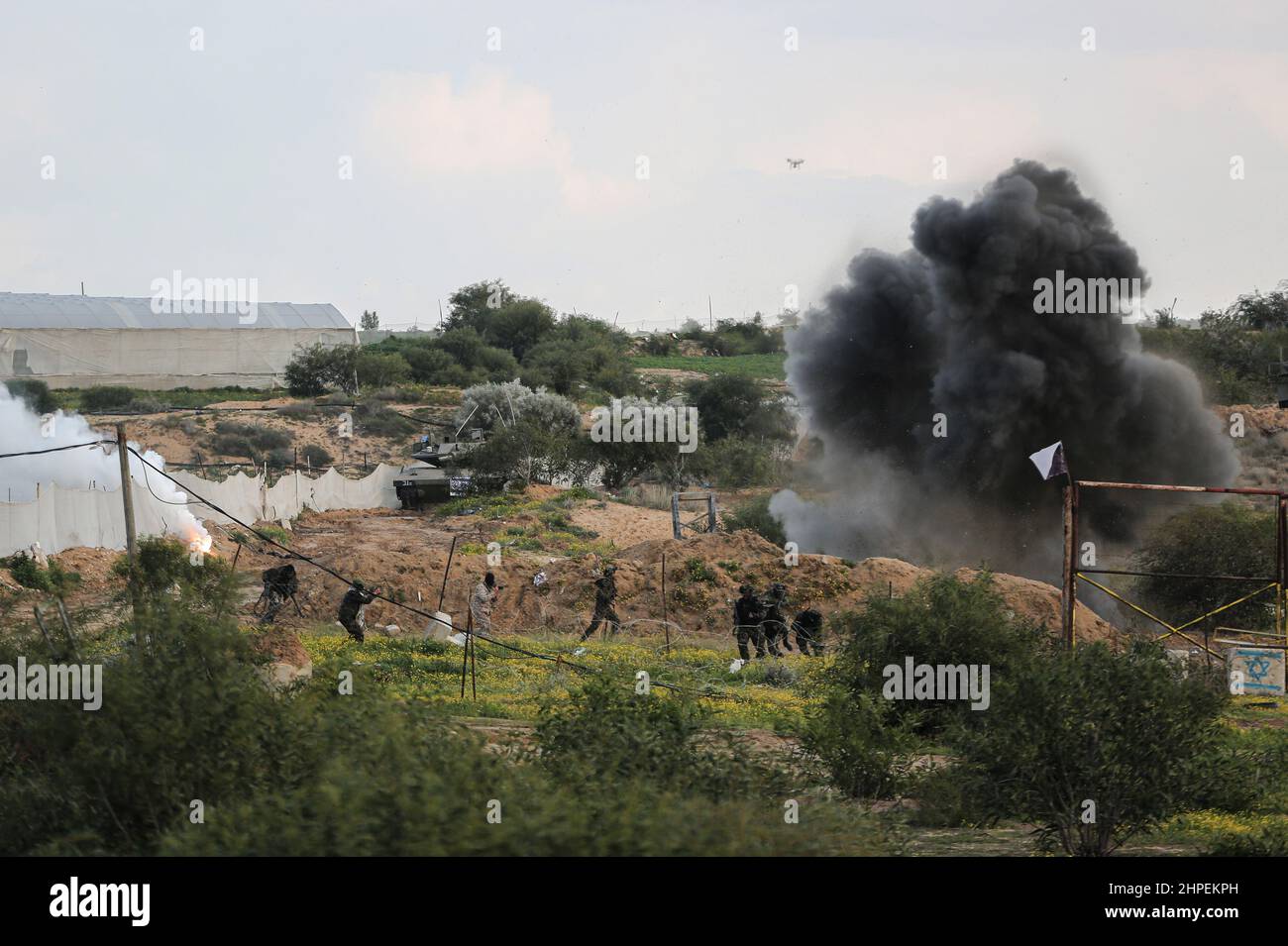 Striscia di Gaza, Palestina. 19th Febbraio, 2022. I combattenti delle Brigate Mujahideen prendono parte ad un addestramento militare in un sito a Rafah nella striscia meridionale di Gaza. Questi esercizi sono pronti a respingere qualsiasi aggressione a Gaza in futuro. Foto Stock
