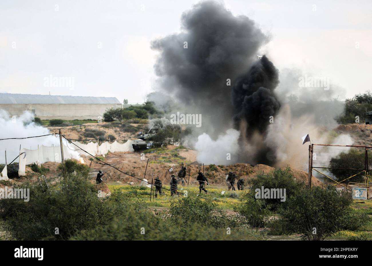Striscia di Gaza, Palestina. 19th Febbraio, 2022. I combattenti delle Brigate Mujahideen prendono parte ad un addestramento militare in un sito a Rafah nella striscia meridionale di Gaza. Questi esercizi sono pronti a respingere qualsiasi aggressione a Gaza in futuro. Foto Stock