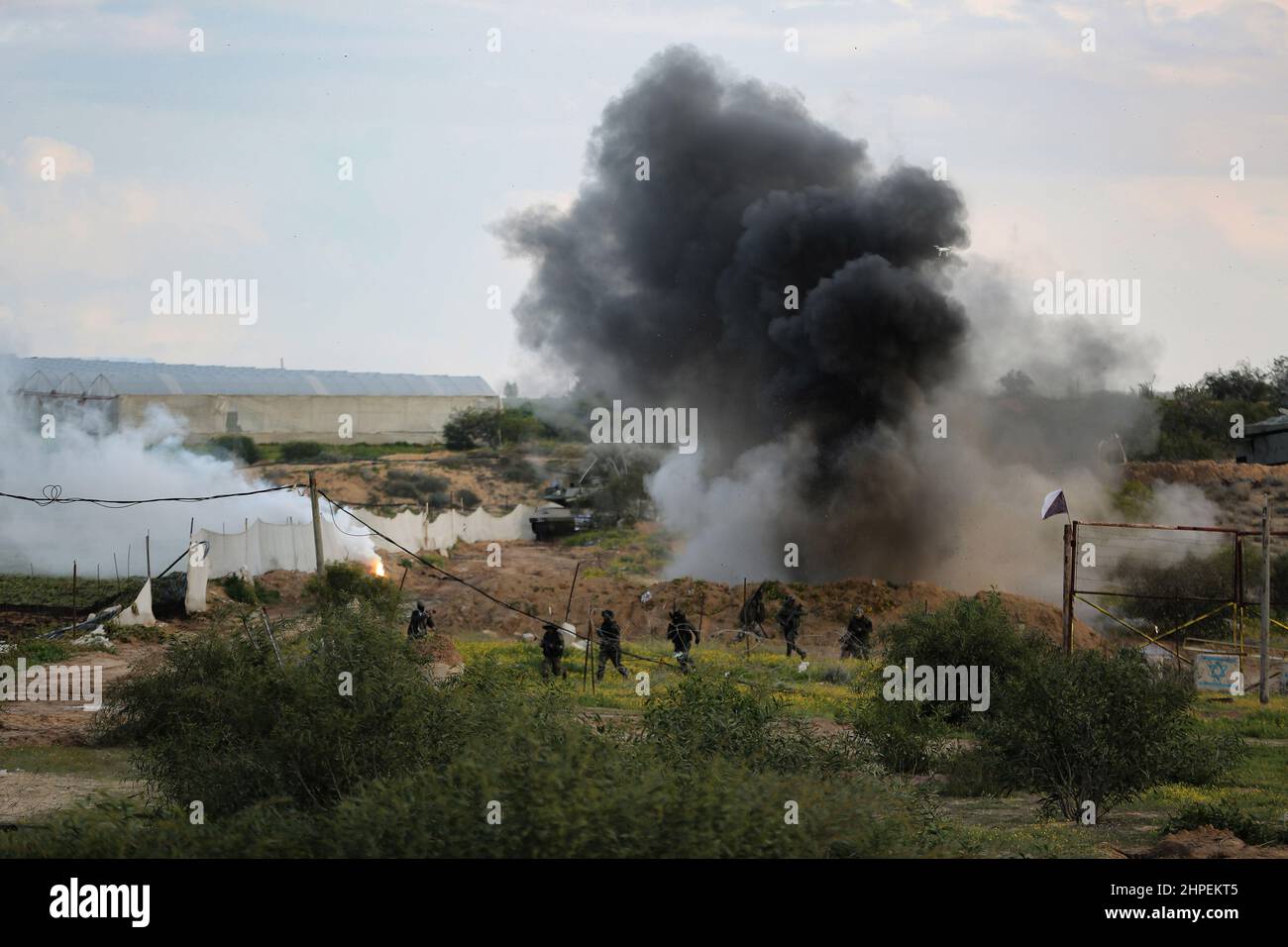 Striscia di Gaza, Palestina. 19th Febbraio, 2022. I combattenti delle Brigate Mujahideen prendono parte ad un addestramento militare in un sito a Rafah nella striscia meridionale di Gaza. Questi esercizi sono pronti a respingere qualsiasi aggressione a Gaza in futuro. Foto Stock