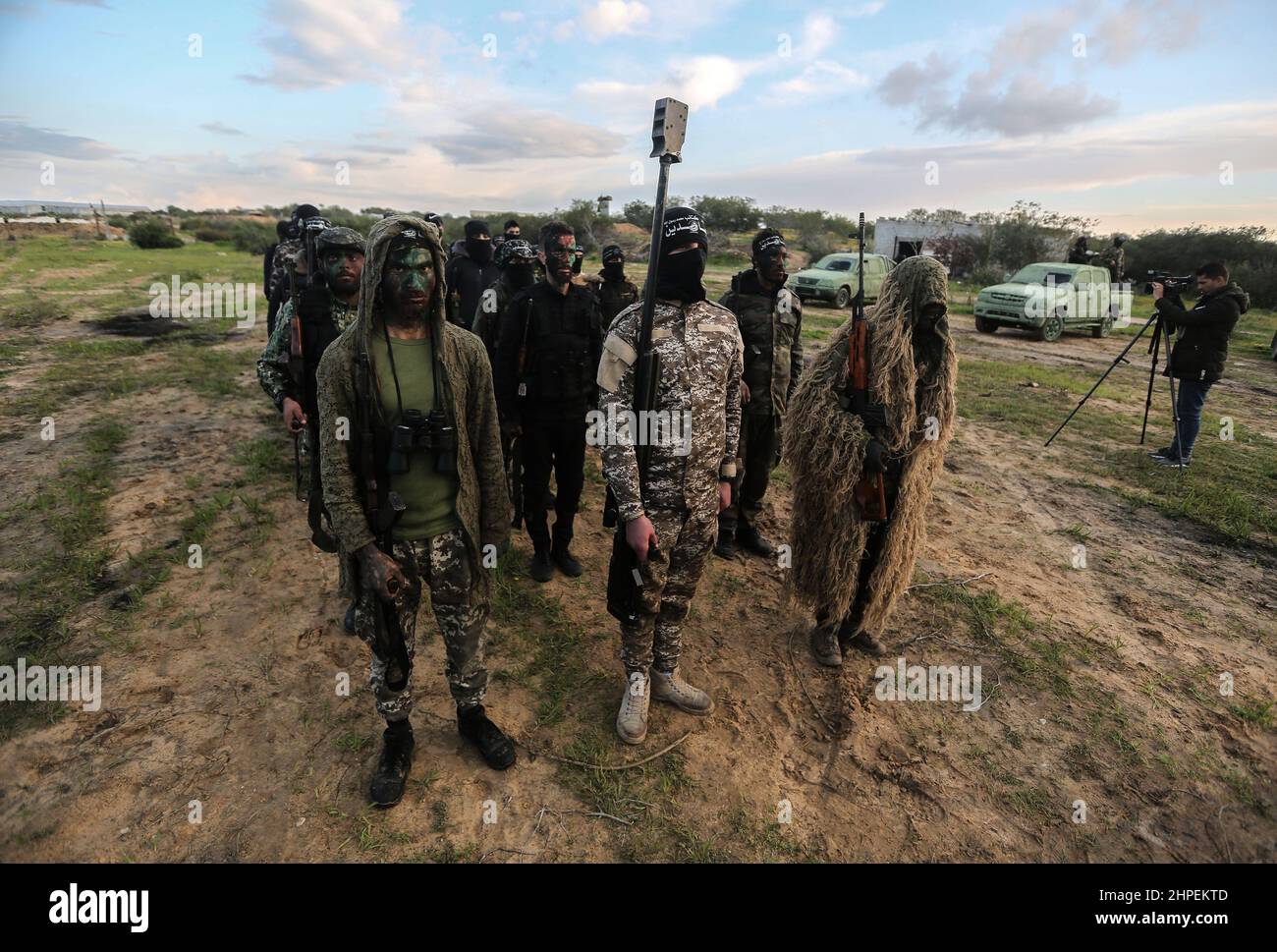 Striscia di Gaza, Palestina. 19th Febbraio, 2022. I combattenti delle Brigate Mujahideen prendono parte ad un addestramento militare in un sito a Rafah nella striscia meridionale di Gaza. Questi esercizi sono pronti a respingere qualsiasi aggressione a Gaza in futuro. Foto Stock