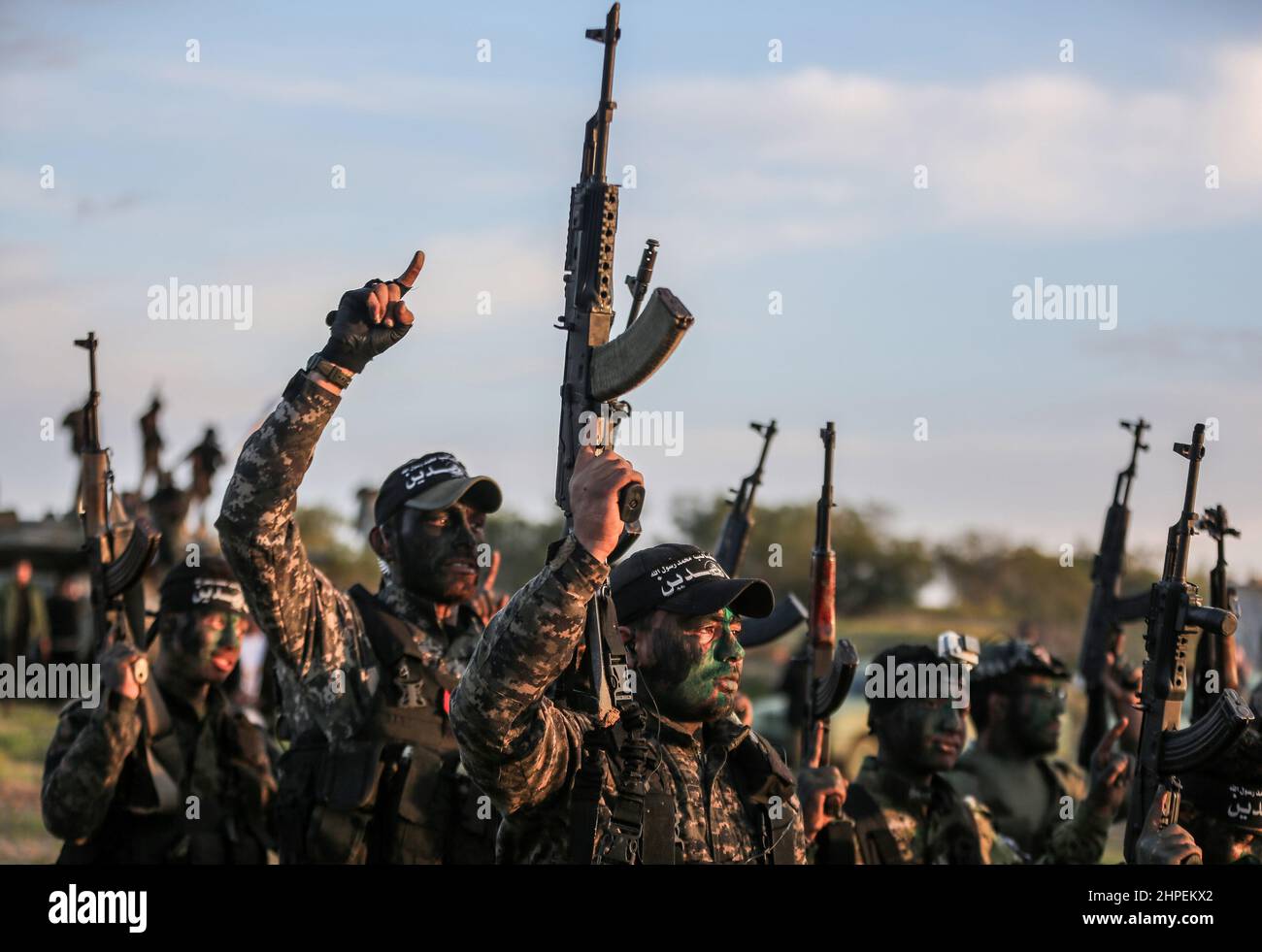 Striscia di Gaza, Palestina. 19th Febbraio, 2022. I combattenti delle Brigate Mujahideen prendono parte ad un addestramento militare in un sito a Rafah nella striscia meridionale di Gaza. Questi esercizi sono pronti a respingere qualsiasi aggressione a Gaza in futuro. Foto Stock