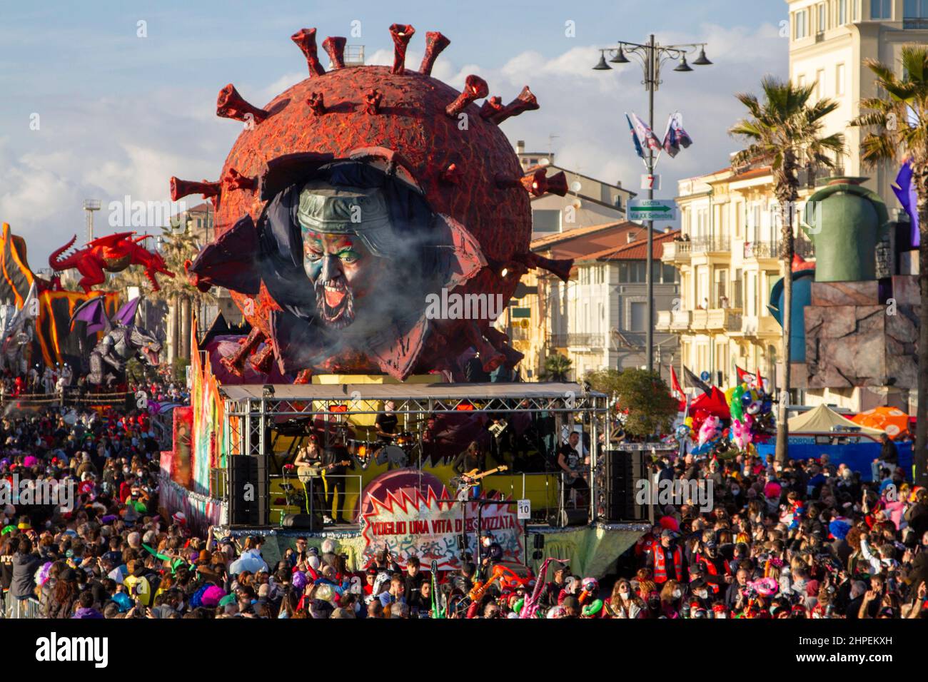 Viareggio, Toscana, Italia. 20th Feb 2022. Seconda categoria cariota allegorica: ''voglio una vita decodificata'' costruttore Priscilla Borri (Credit Image: © Federico Neri/Pacific Press via ZUMA Press Wire) Foto Stock