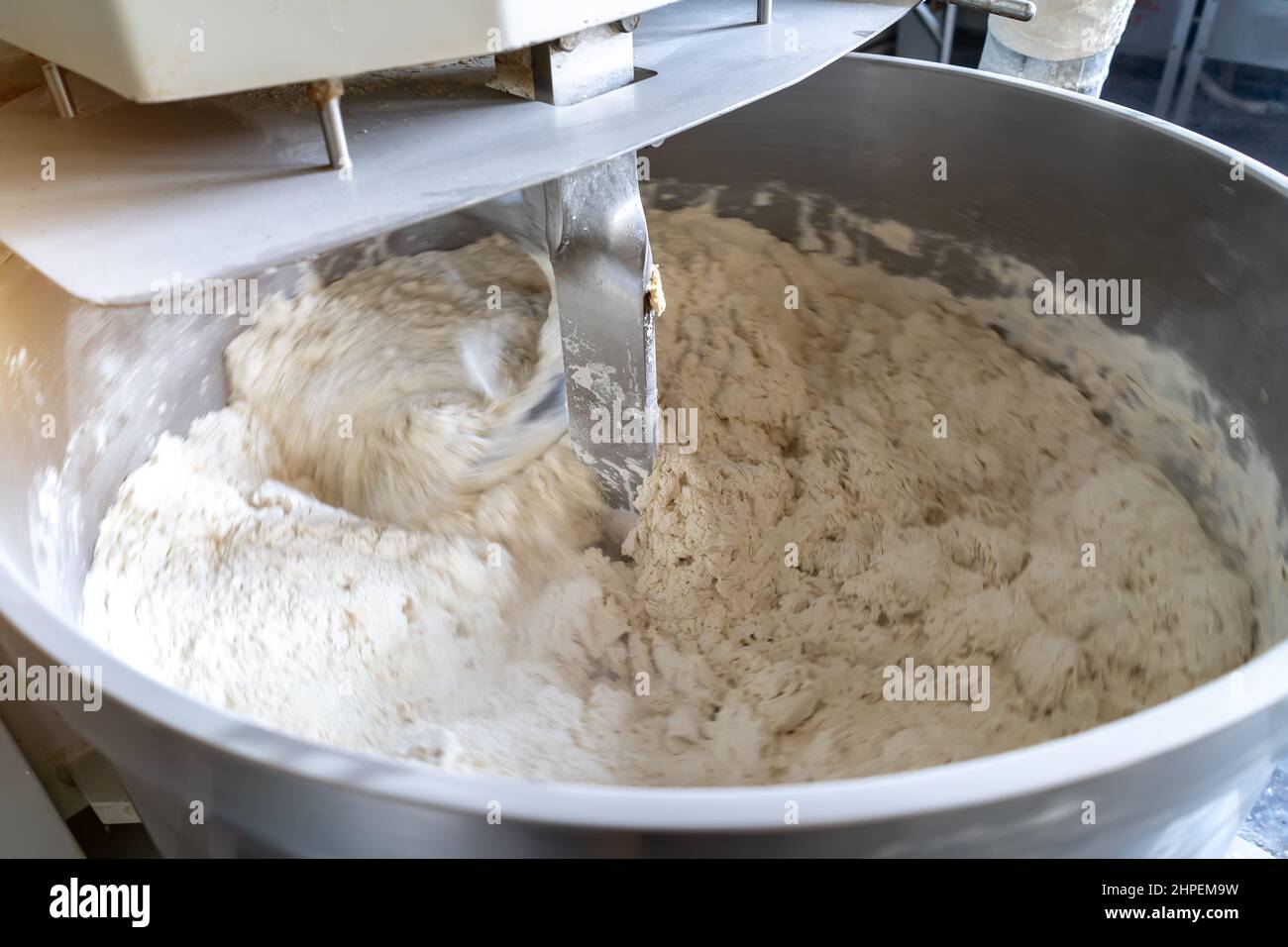la macchina per impastare industriale impasta l'impasto per cuocere il pane  Foto stock - Alamy