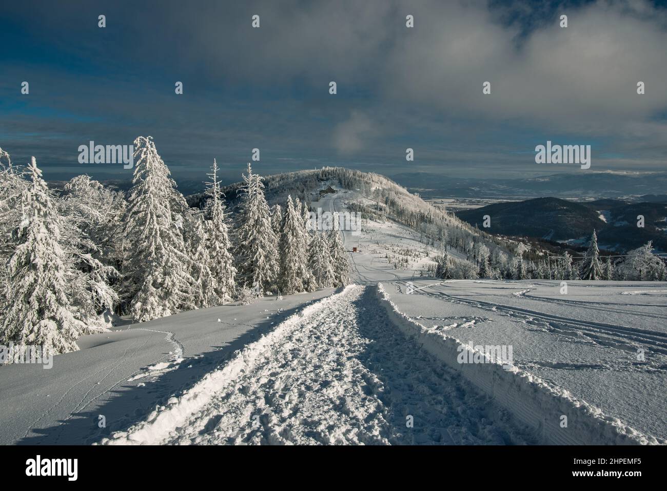 Inverno in montagna Beskidy con vista su Klimczok, Beskid Slaski, Polonia Foto Stock