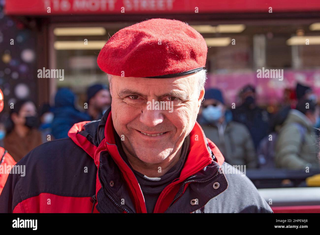 New York, Stati Uniti. 20th Feb 2022. Curtis Sliwa partecipa alla Lunar New Year Parade a Chinatown, New York City. La sfilata di capodanno Lunar tornò quest'anno dopo che le celebrazioni furono ridimensionate nel 2021 a causa della pandemia del coronavirus. (Foto di Ron Adar/SOPA Images/Sipa USA) Credit: Sipa USA/Alamy Live News Foto Stock