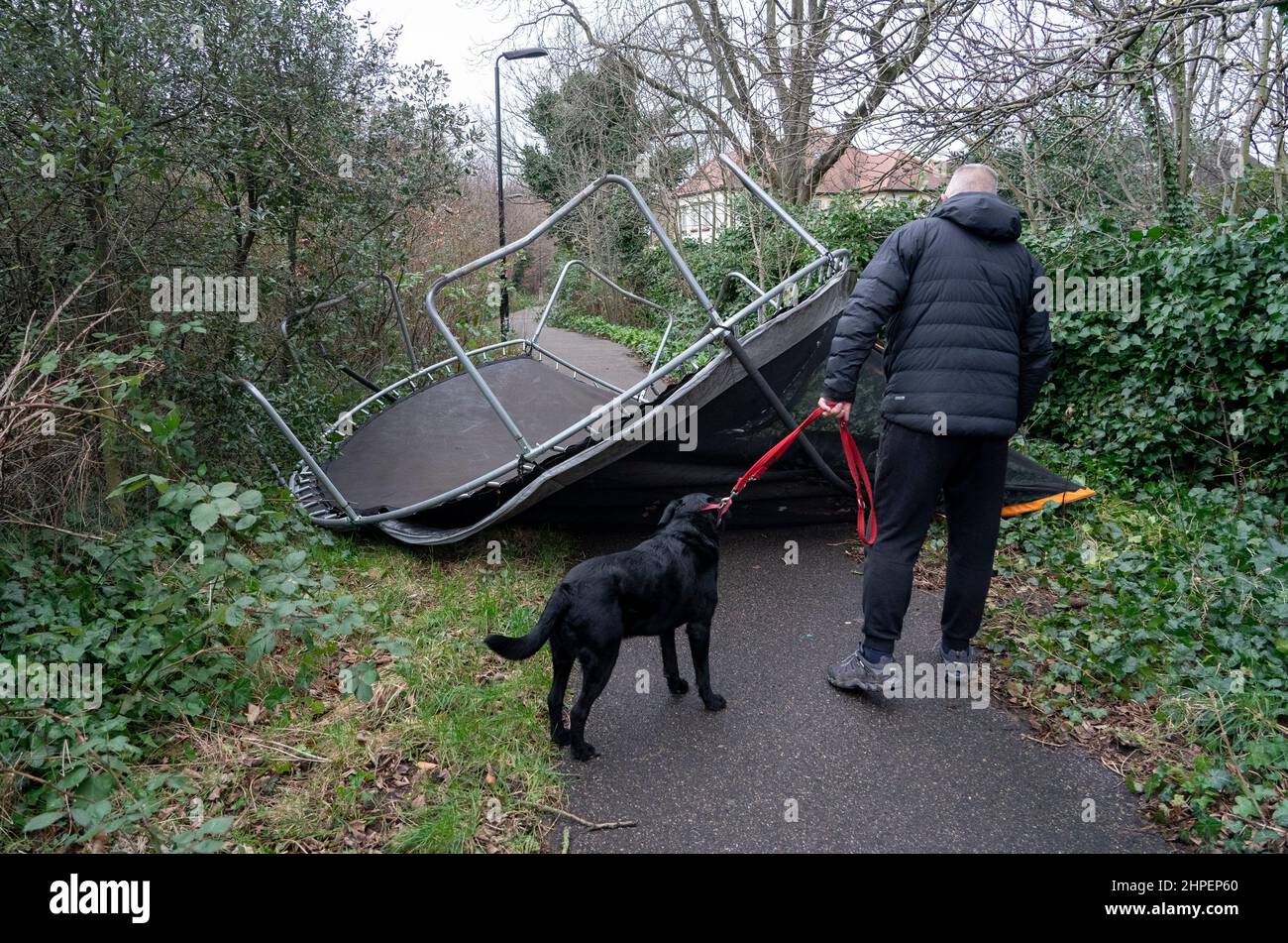 Un trampolino soffiato da un giardino posteriore da Storm Eunice blocca un sentiero pubblico a East London Foto Stock